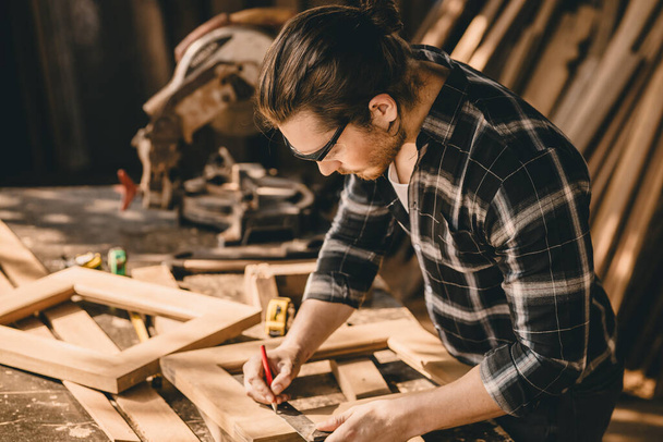 Ξυλουργός Joiner άνθρωπος κατασκευή ξύλινων επίπλων σε εργαστήριο ξύλου επαγγελματική υψηλή δεξιότητα πραγματικά αυθεντικά χειροποίητα άτομα. - Φωτογραφία, εικόνα