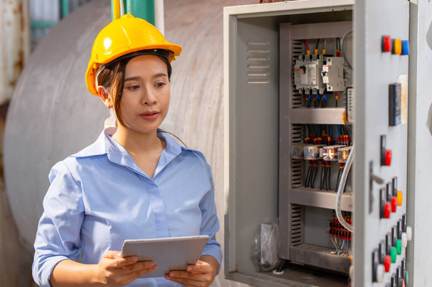 Elektrikář ženské práce kontrola služby údržba elektrické energie hlavní pojistky a napájecí systém v průmyslu továrny - Fotografie, Obrázek