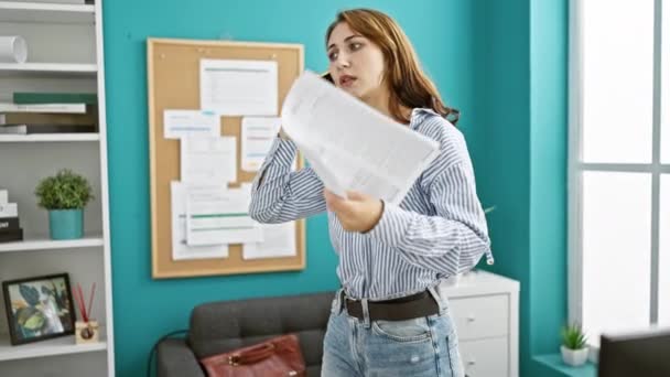 Fiatal nő üzleti dolgozó vitatkozik okostelefon birtokában dokumentumok az irodában - Felvétel, videó