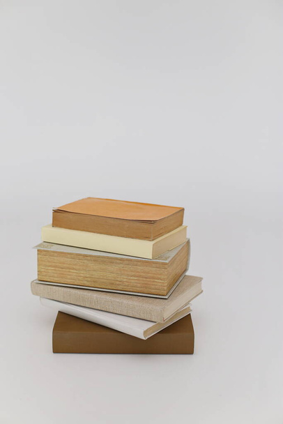 стопка книг на білому тлі
 - Фото, зображення