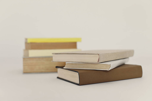 Пачка книг на белом фоне - Фото, изображение