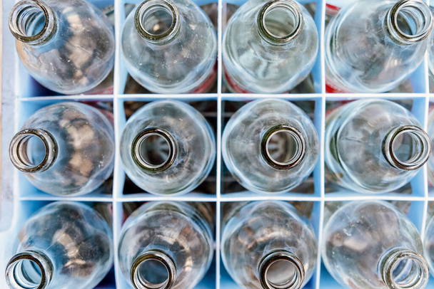 Botellas vacías de vidrio en Fila
. - Foto, Imagen