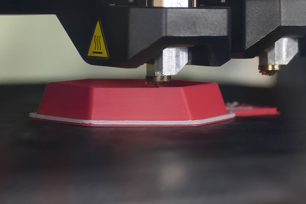 Primer plano escena la fabricación aditiva por la máquina de la impresora 3D. El proceso de fabricación de alta tecnología por método de prototipo rápido.  - Foto, imagen