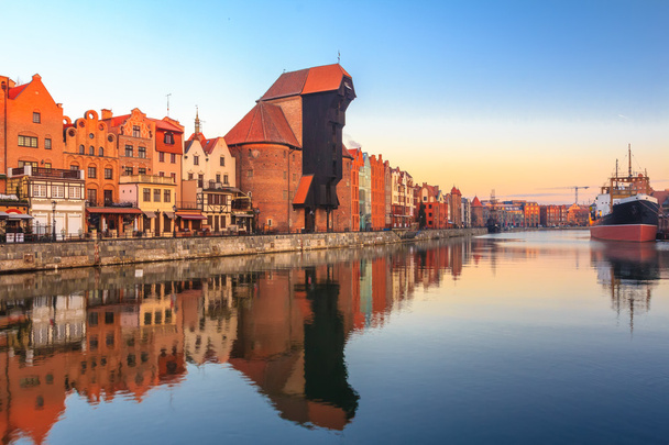 Polskie Stare Miasto Gdańsk z średniowiecznego żurawia - Zdjęcie, obraz