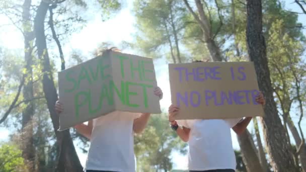 niños voluntarios con el cartel de Save the planet. niño activista infantil sin pancarta de plástico en el parque forestal. jóvenes luchan contra el Calentamiento Global, reciclan residuos de basura. Ecología problema ambiental - Metraje, vídeo