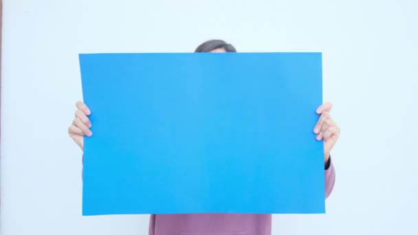 ένα κορίτσι κρατά την μπλε αφίσα. - Πλάνα, βίντεο