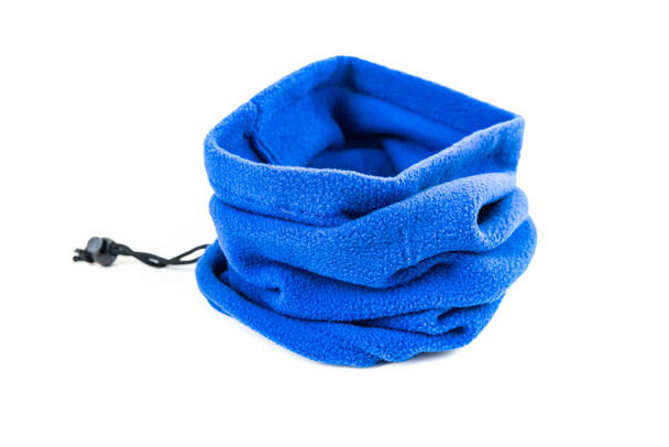 Azul fleece pescoço fole amontoado em um fundo branco - Foto, Imagem