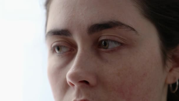 Detailní záběr ženské tváře s vlhkýma smutnýma očima. Smutek, deprese a oční choroby. Svědění a alergie - Záběry, video