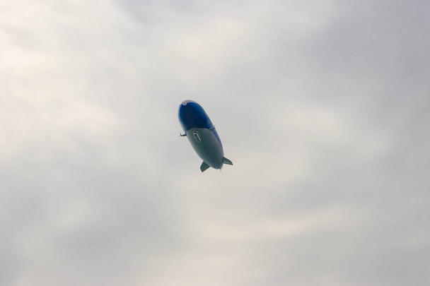 Blimp, luchtschip of bestuurbaar vliegend in de lucht - Foto, afbeelding