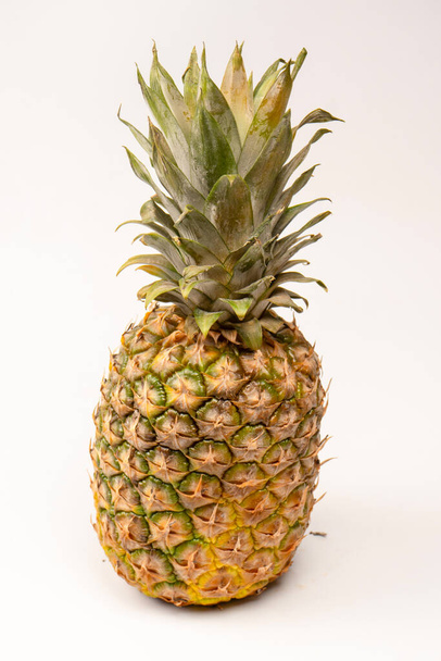 Ananas izolovaný na bílém pozadí. Horní pohled. - Fotografie, Obrázek