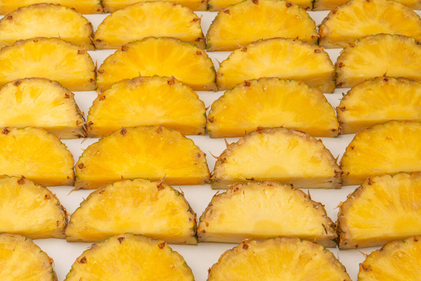Ananász lédús sárga szeletek fehér háttérrel. Felülnézet. - Fotó, kép