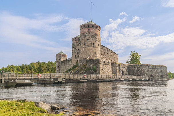 Savonlinna, Finland - 23 juli 2014 - Olavinlinna (St. Olaf 's Castle) is een kasteel uit de 15e eeuw.  - Foto, afbeelding