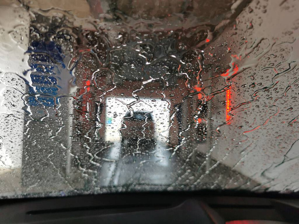 Processus automatique de lavage de voiture. Lavage de voiture vue depuis le salon - Photo, image