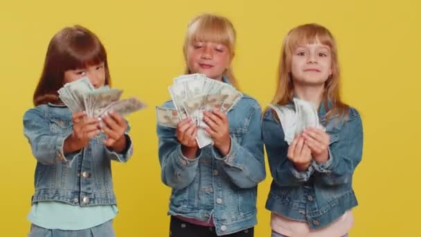 Rikas onnellinen teini tytöt heiluttaa rahaa dollarin seteleitä laskut kuin fani, menestys liike-elämän ura, arpajaisten voittaja, suuret tulot, varallisuus, lahjoitus. Pikkusiskot. Kolme sisarusta lapset - Materiaali, video