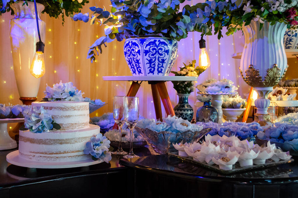 Kutlama masasında çıplak düğün pastası - Fotoğraf, Görsel