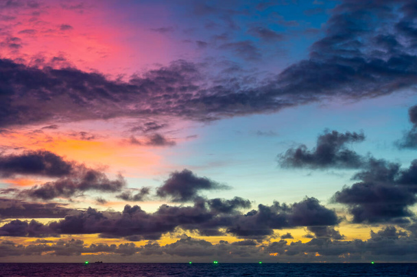 Maisema värikkäitä pilviä taivaalla auringonlasku tai auringonnousu meren yli heijastus trooppisella merellä, Kauniit maisemat, Hämmästyttävä valo luonnon, Maisema luonnon tausta - Valokuva, kuva