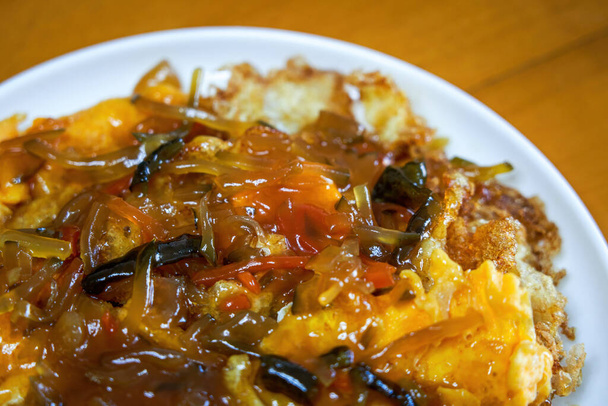Un delizioso piatto cucinato in casa cinese, uova fritte con cinque filetti - Foto, immagini