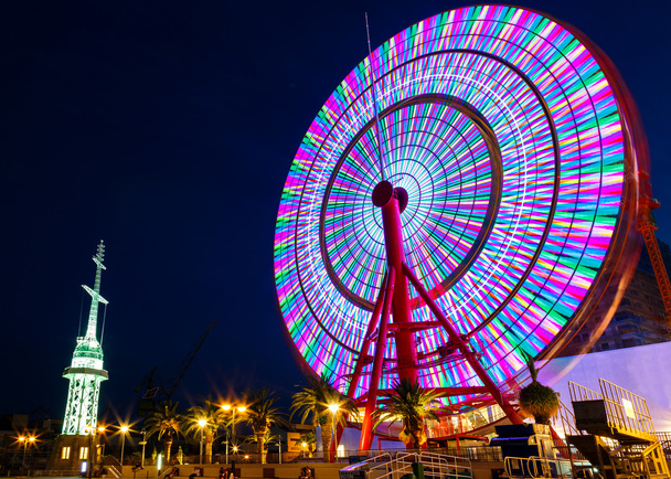 Чортове колесо в порту Kobe - Фото, зображення