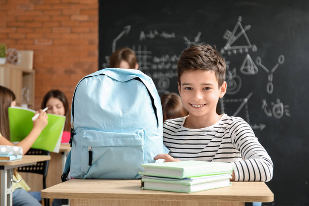 Μικρό αγόρι με σακίδιο στην τάξη - Φωτογραφία, εικόνα