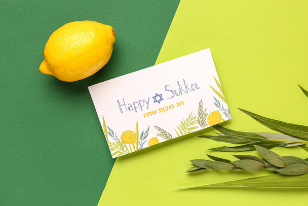 Чотири види (ава, хадас, арава, етрог) і вітальна листівка з текстом HAPPY SUKKOT на зеленому тлі - Фото, зображення