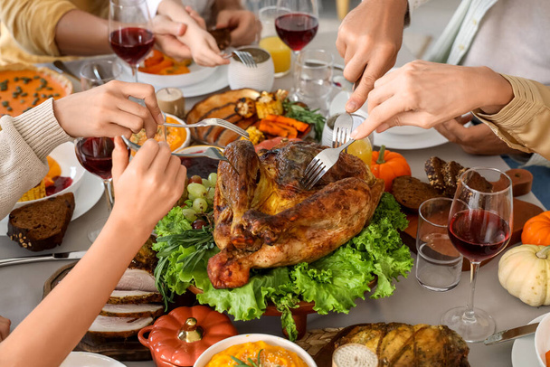 Famiglia felice che cena al tavolo festivo il giorno del Ringraziamento, primo piano - Foto, immagini
