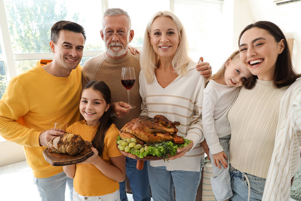 感謝祭の日に自宅でおいしい食べ物と幸せな家族 - 写真・画像