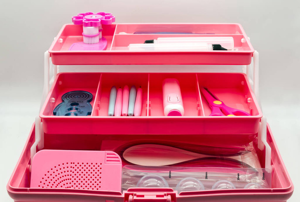 Caja de herramientas de molienda aislada sobre fondo blanco. Caja rosa quilling kit. - Foto, imagen