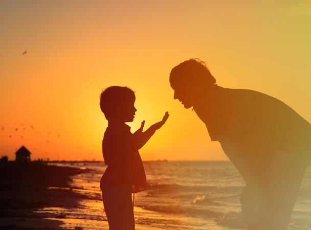 apa és kisfia, beszél a naplemente - Fotó, kép