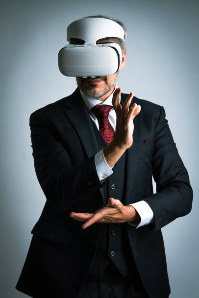 Empresário vestindo óculos VR usando inovação de tecnologia metaversa para o exercício Taichi, conceito de negócio digital. AR Concept sobre fundo branco isolado, tecnologia de realidade aumentada futurista. - Foto, Imagem