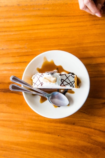白い皿の上のアイスクリームケーキ,タイ. - 写真・画像