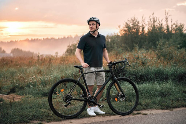 Motero en el bosque. Aventura de exploración en bicicleta. El hombre monta en bicicleta. - Foto, Imagen