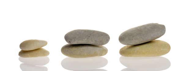 Pedras empilhadas isoladas com reflexão
 - Foto, Imagem