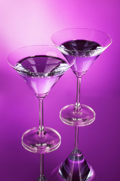 Two martini glasses on purple background - Fotoğraf, Görsel