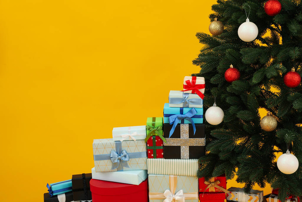 Árvore decorada de Natal com lugar para texto. - Foto, Imagem