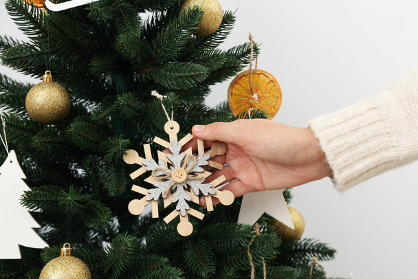 Der Weihnachtsbaum ist mit trockenen Orangenscheiben geschmückt. - Foto, Bild