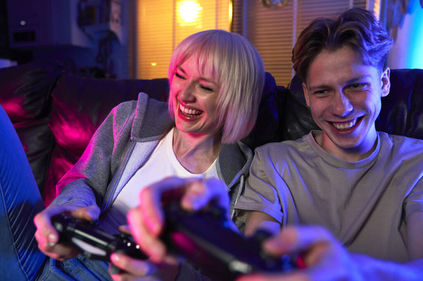 Кавказька пара грає в відеоігри з ігровими майданчиками і отримує задоволення - Фото, зображення