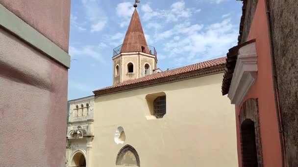 Maratea, Basilikata, Italien - 22. September 2023: Die Kirche Santa Maria Maggiore aus dem sechzehnten Jahrhundert, die gemeinhin als Assunta oder Mutterkirche bezeichnet wird, befindet sich im oberen Bereich des historischen Zentrums - Filmmaterial, Video