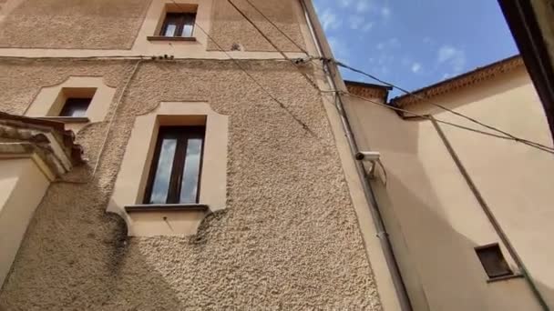Maratea, Basilicata, Italië - 22 september 2023: Achttiende-eeuws Palazzo De Lieto in Via Gafaro, de thuisbasis van de Angelo Brando Art Gallery - Video