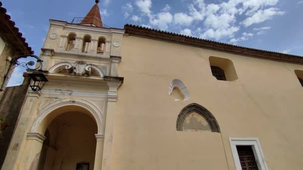 Maratea, Basilikata, Italien - 22. September 2023: Die Kirche Santa Maria Maggiore aus dem sechzehnten Jahrhundert, die gemeinhin als Assunta oder Mutterkirche bezeichnet wird, befindet sich im oberen Bereich des historischen Zentrums - Filmmaterial, Video