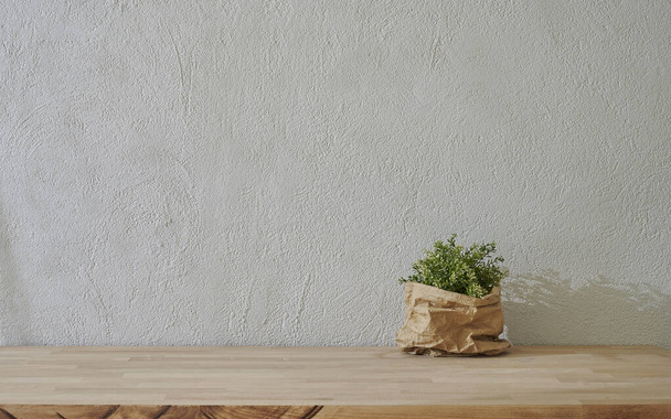 Váza növény előtt a szürke kő fal, fa asztal stílusban. - Fotó, kép