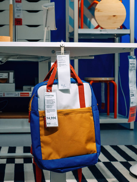 Párizs, Franciaország - Aug 31, 2023: Vissza az iskolába az IKEA svéd kiskereskedelmi bútorboltban bemutatja a Starttid hátizsákot, mint a hős tárgy, jól látható a gyermek szobában beállítás - Fotó, kép