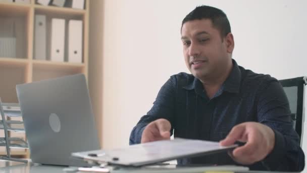 Μεσαία λήψη του πωλητή συζητώντας επιχειρηματικό διάγραμμα με τους συναδέλφους του κατά τη διάρκεια της κλήσης βίντεο στο φορητό υπολογιστή - Πλάνα, βίντεο