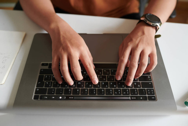 Руки студента кодирования или отвечая на электронную почту на ноутбуке, вид сверху - Фото, изображение
