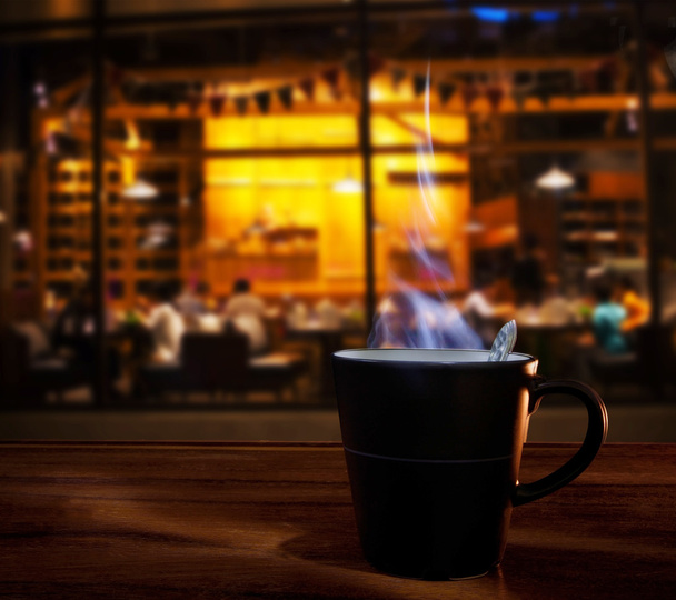 taza de café caliente en la mesa de madera en la cafetería uso para la comida y
 - Foto, Imagen