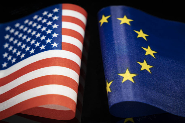 Stany Zjednoczone Ameryki i flagi Unii Europejskiej, koncepcja stosunków dwustronnych, przyjaźni lub konfliktu - Zdjęcie, obraz