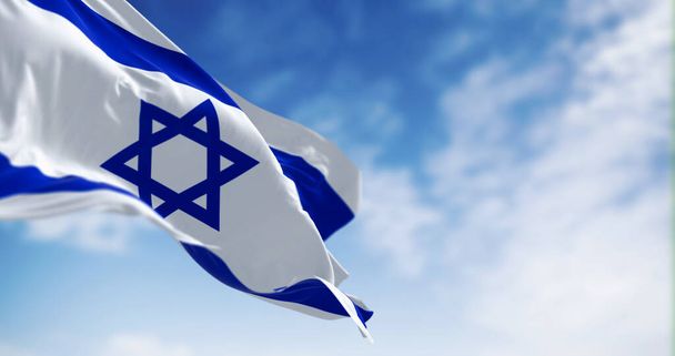 Die Nationalflagge des Staates Israel weht an einem klaren Tag im Wind. Blauer Davidstern in der Mitte, flankiert von zwei horizontalen blauen Streifen auf einem weißen Feld. 3D Illustration rendern. Selektiver Fokus - Foto, Bild