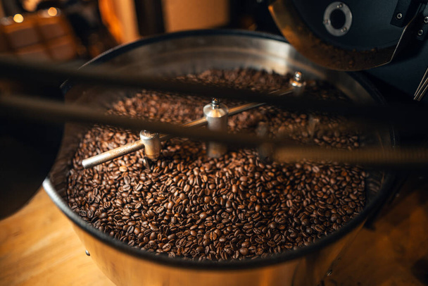 Κόκκοι καφέ ψημένοι από τη μηχανή, κόκκοι καφέ ποιότητας - Φωτογραφία, εικόνα