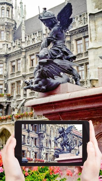 turisti ottaa kuvan veistos Mary Column
 - Valokuva, kuva