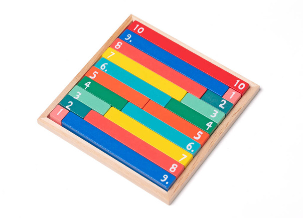 Puiset laskutelineet, joita käytetään matematiikan laskemiseen värin ja muodon perusteella varhaiskoulukirjoissa, kymmenen hengen ystävät - Valokuva, kuva