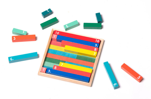 Varillas de recuento de madera utilizadas para calcular las matemáticas utilizando el color y la forma en los libros de la escuela temprana, amigos de diez - Foto, imagen